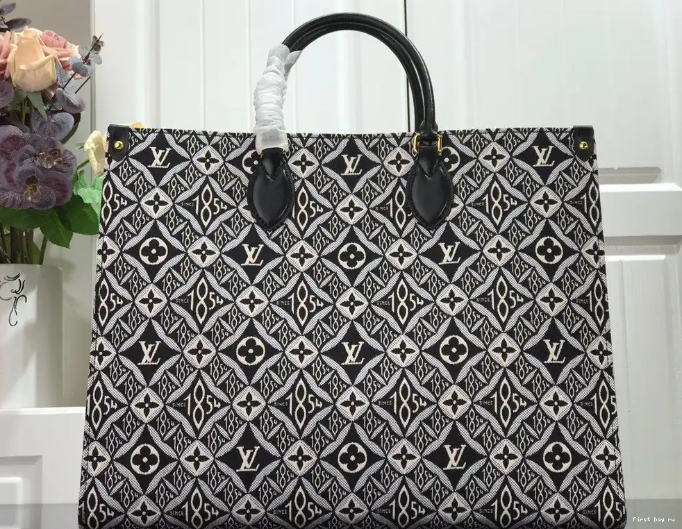 First bag ru VUITTON SINCE 1854 ONTHEGO GM LOUIS 0513